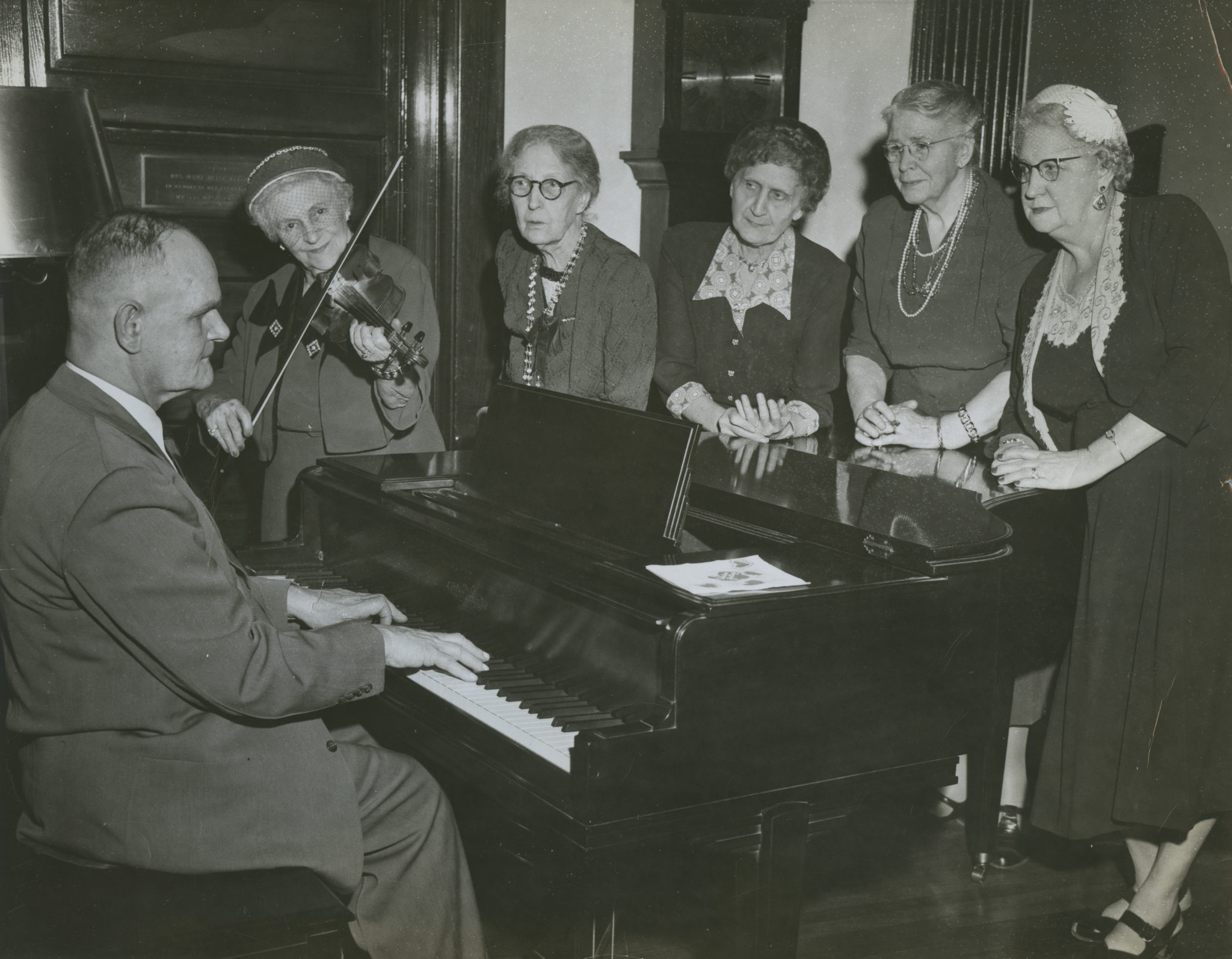 OWH-000054-Music-around-the-piano-in-1956-a001